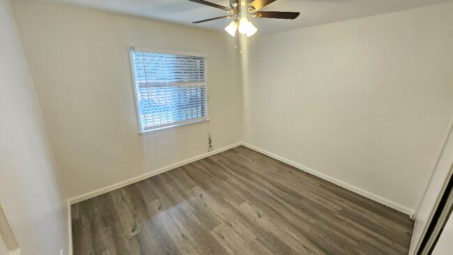 Foto del edificio - 1120 E Fairview Blvd