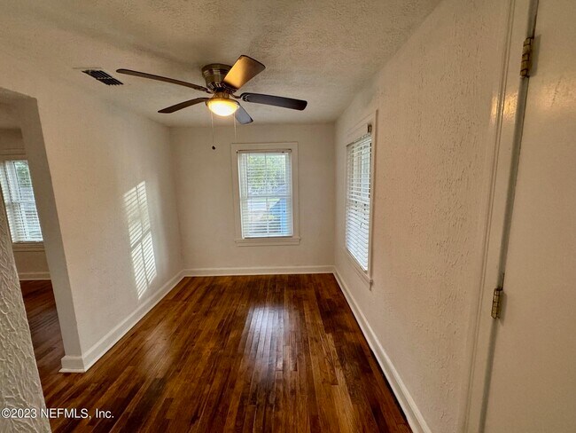 Foto del edificio - 4415 St Johns Ave