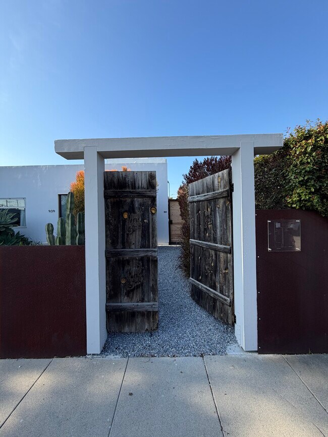 Puerta de entrada principal, compartida con la casa principal. - 939 Indiana Ave