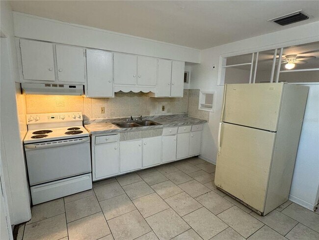 Building Photo - 2035 13th St S