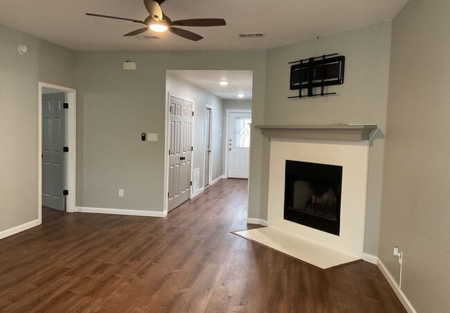 Building Photo - AVAILABLE NOW!