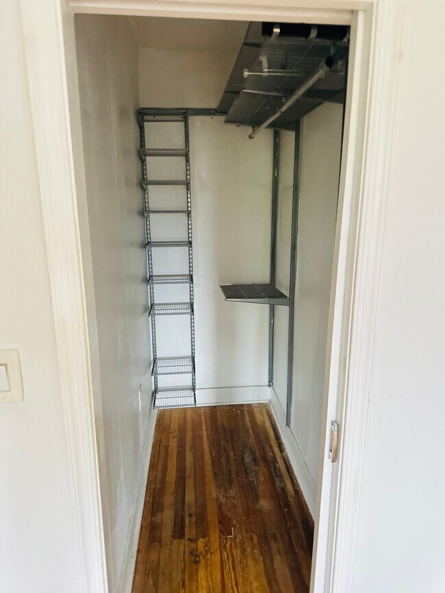 Vestidor en el dormitorio principal - 717 S St NW