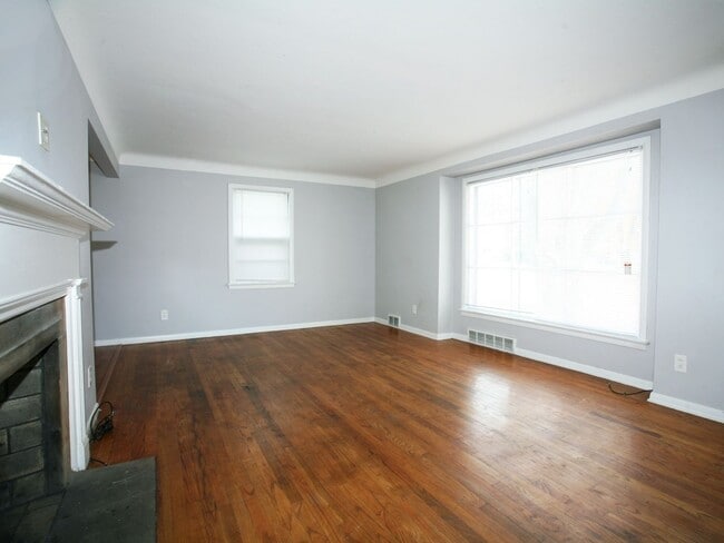 Building Photo - 4 Bedroom - 1.5 Bath Colonial available fo...