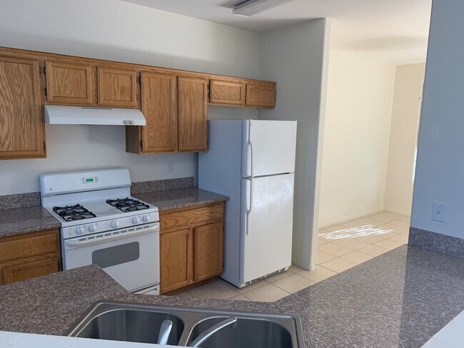 Foto del edificio - TWO STORY 4 BED 2.5 BATH HOME IN THE CACTUS SPRINGS GATED COMMUNITY