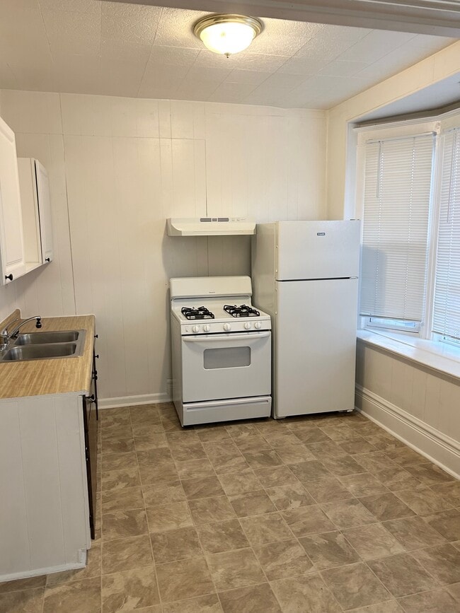 kitchen - 251 E Broadway