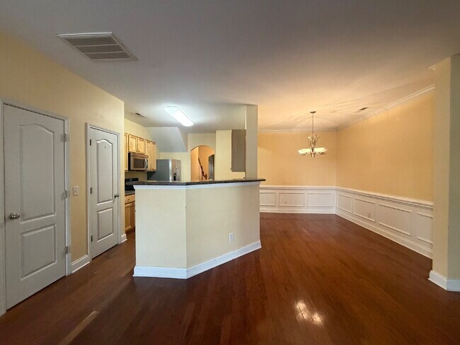 Foto del edificio - Large Three Bedroom Townhouse! New Carpet & Paint!