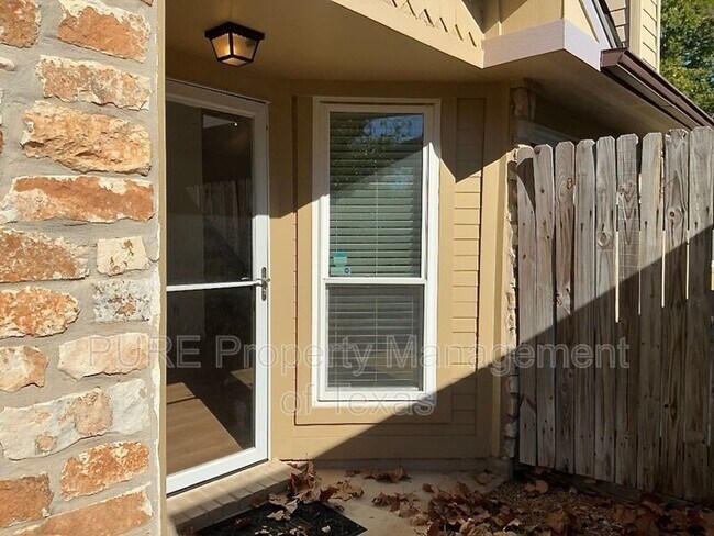 Foto del edificio - 16912 Village Oak Loop