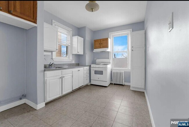 Foto del edificio - 327 Columbia Ave