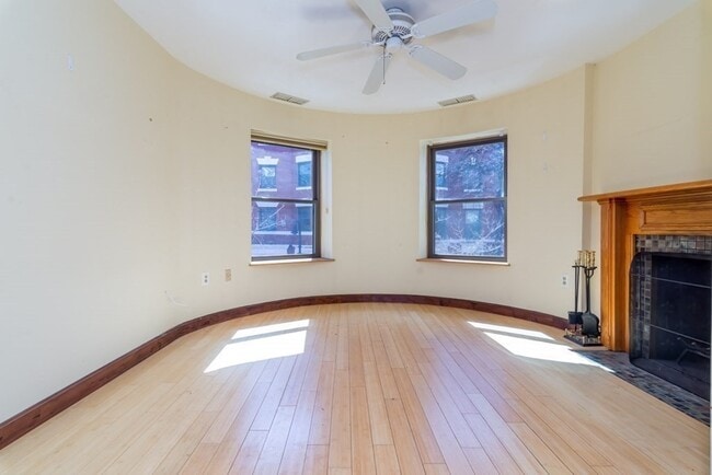 Building Photo - 103 Gainsborough St