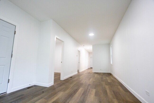 Foto del edificio - 8739 S Colfax Ave