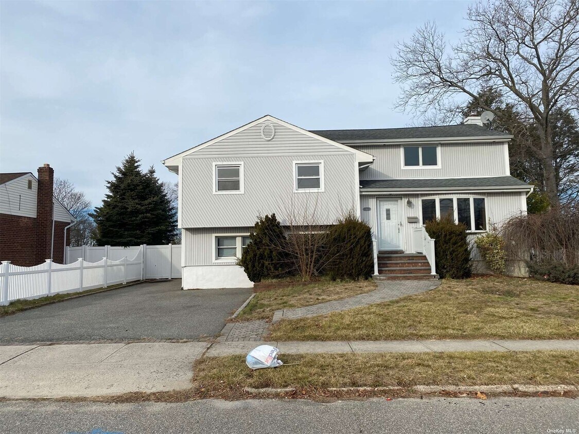 44 Kingston Ave, Hicksville, NY 11801 House for Rent in Hicksville