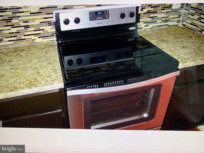 Foto del edificio - 910 Wind Ridge Dr