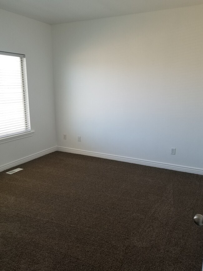 Foto del edificio - Huge 5 Bedroom Townhome in Riverton!