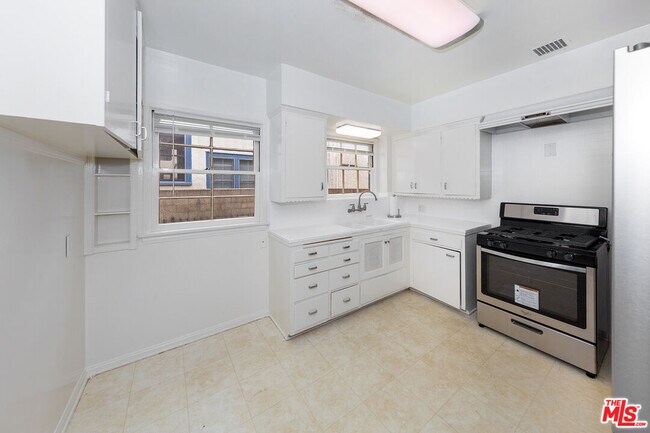 Building Photo - 852 N FORMOSA Ave