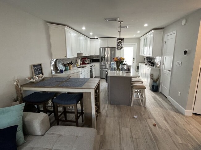 Foto del edificio - 2369 19th Ave SW