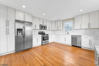 Building Photo - 6 Van Dyke Pl