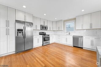 Building Photo - 6 Van Dyke Pl