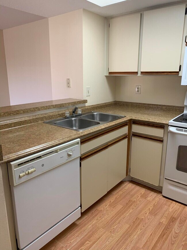 Building Photo - 1520 SE Royal Green Cir