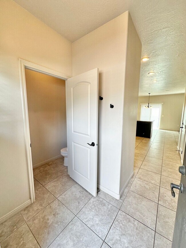 Building Photo - Very nice Millcreek Springs Townhome