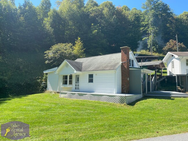 Building Photo - 1 Bed/1 Bath Farmhouse Near The New River!