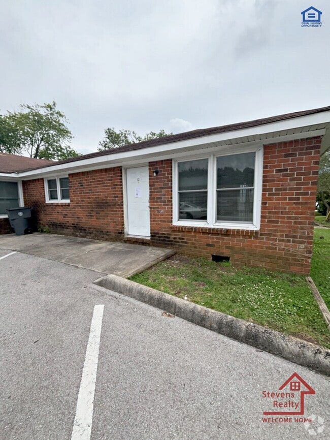 Building Photo - 500 Skyline Dr