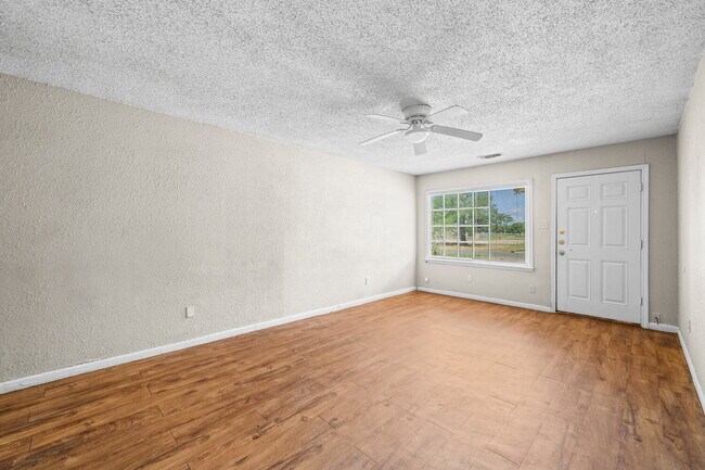 Building Photo - Cute 2 Bedroom Duplex, Minutes from TTU & ...