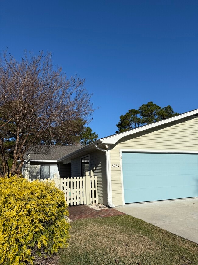 Foto del edificio - 5935 Inland Greens Dr