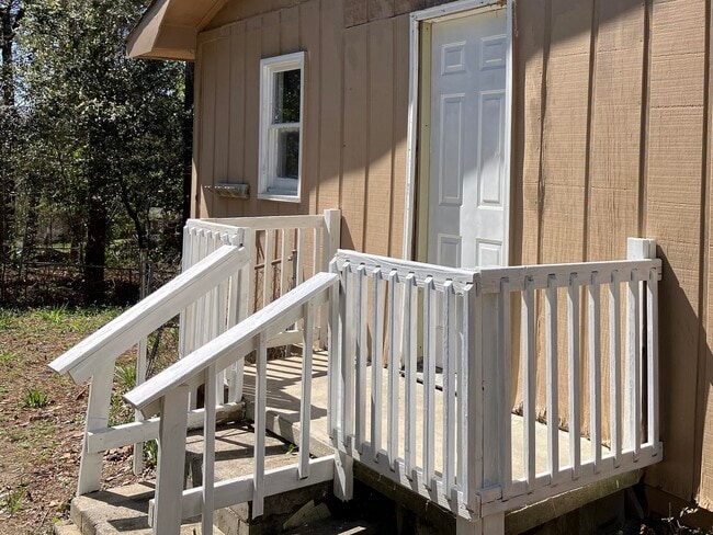 Building Photo - 2050 Cherokee Ct