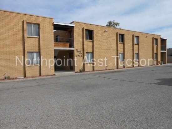 Primary Photo - 3742 N Fairview Ave