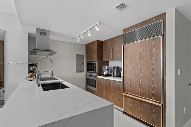 Building Photo - 495 Brickell Ave