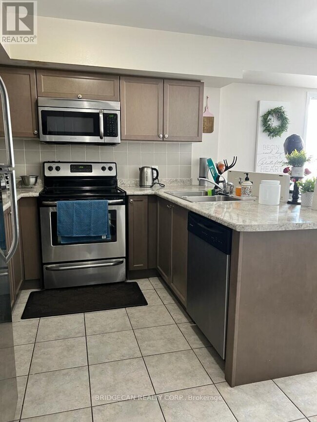 Building Photo - 2441 Greenwich Dr