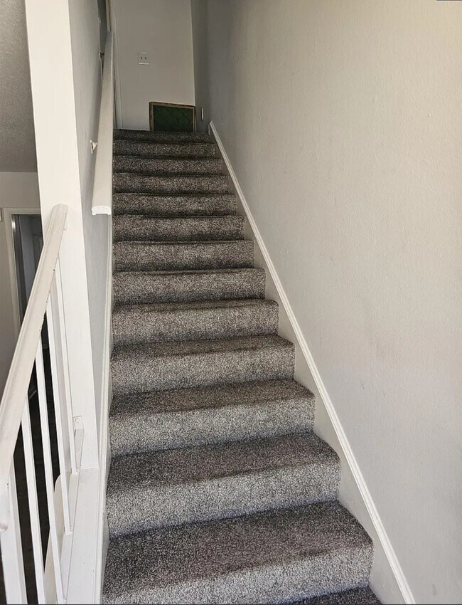 Escaleras al segundo piso - 320 Cambout St