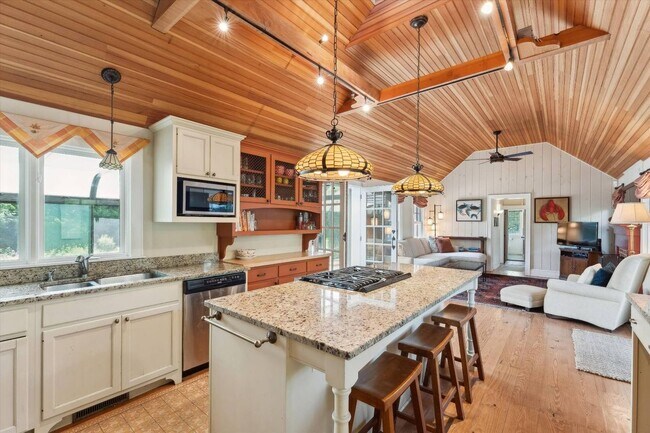 Building Photo - 695 Main St