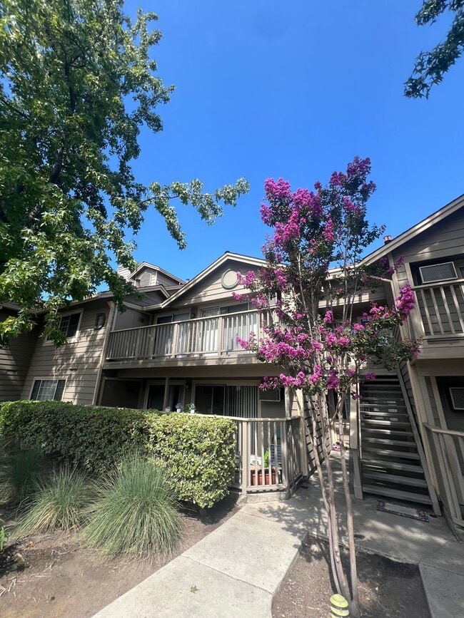 Building Photo - Extremely Well Maintained Upstairs 1/1 Condo Near Light Rail Now Available!