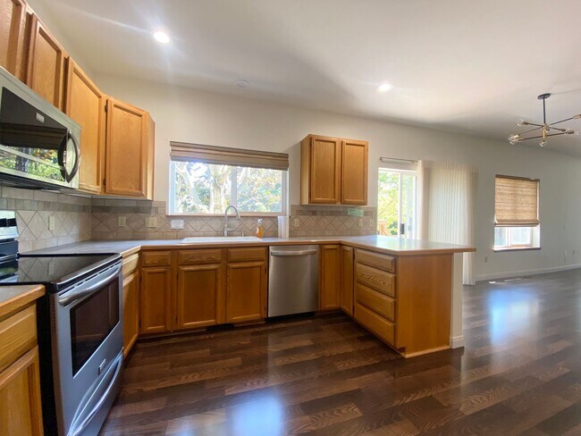 Foto del edificio - 4 bedroom Federal Way home w/ AC