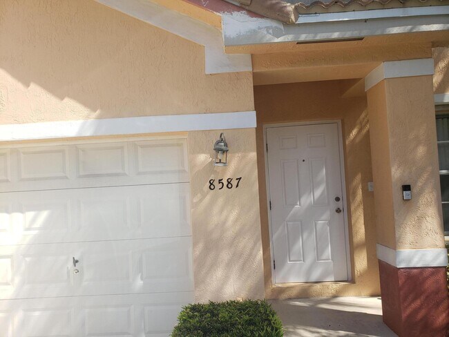 Foto del edificio - 8587 SW 23rd Ct