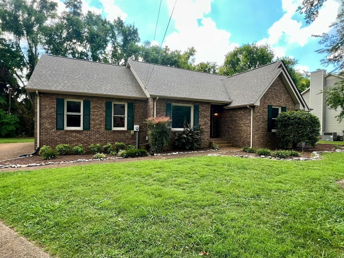 All Brick 3 Bed/2 Bath, Fenced Backyard, E... - All Brick 3 Bed/2 Bath, Fenced Backyard, E...
