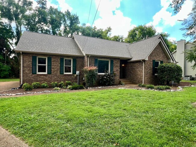 All Brick 3 Bed/2 Bath, Fenced Backyard, E... - All Brick 3 Bed/2 Bath, Fenced Backyard, E... House