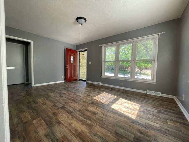 Building Photo - Beautiful Interior