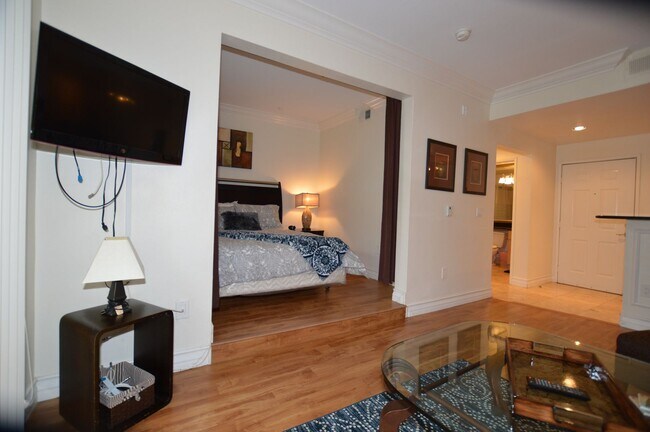 Foto del edificio - Charming Furnished Studio with Large Patio...