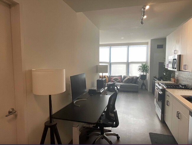 Foto del edificio - 2480 N Milwaukee Ave