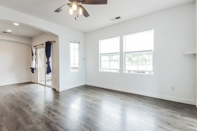 Building Photo - 621 Sumner Way