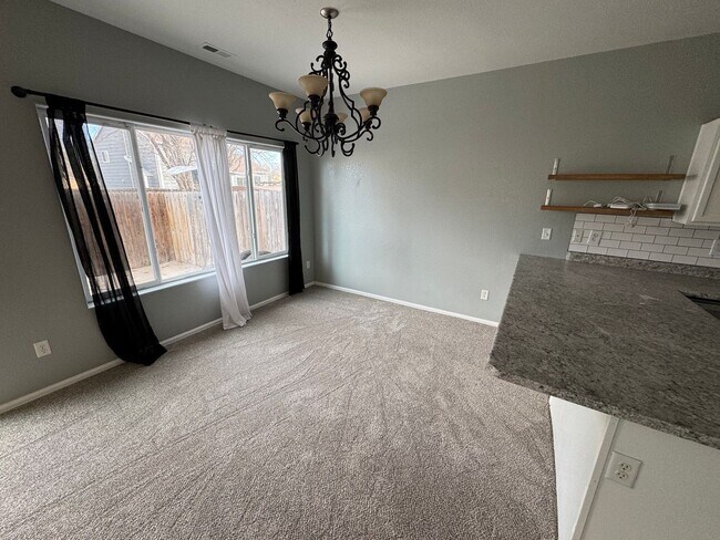 Foto del edificio - 3 Bed 3 Bath Townhouse with a 1 Car Attached Garage!!