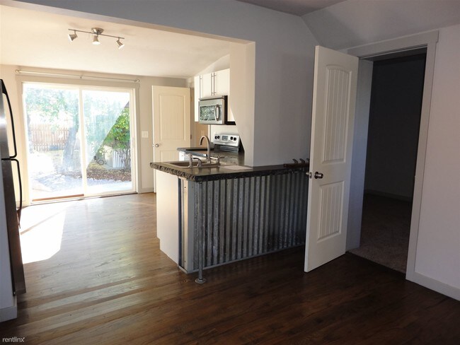 Building Photo - 615 Phillips St