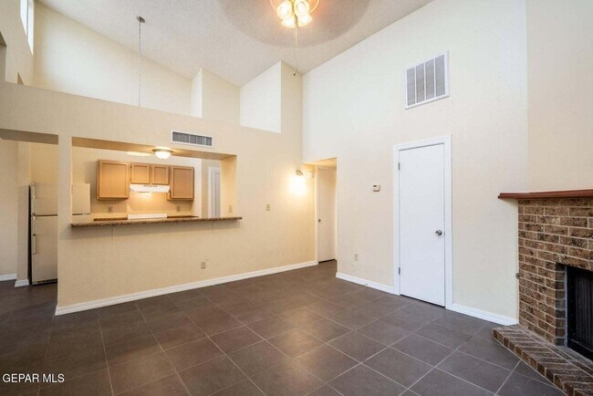 Building Photo - 1555 Common Dr