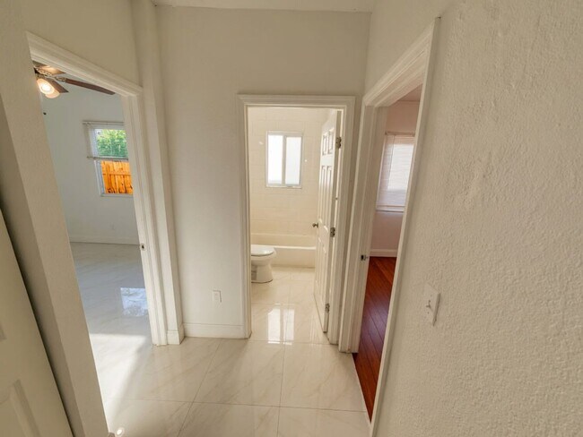 Foto del edificio - 1154 W 25th St