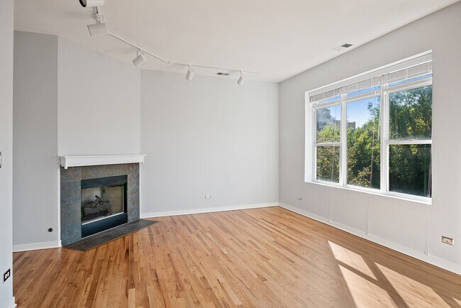 Building Photo - 946 W Fry St