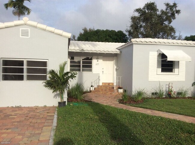 Front view of home - 601 SW 23rd Rd