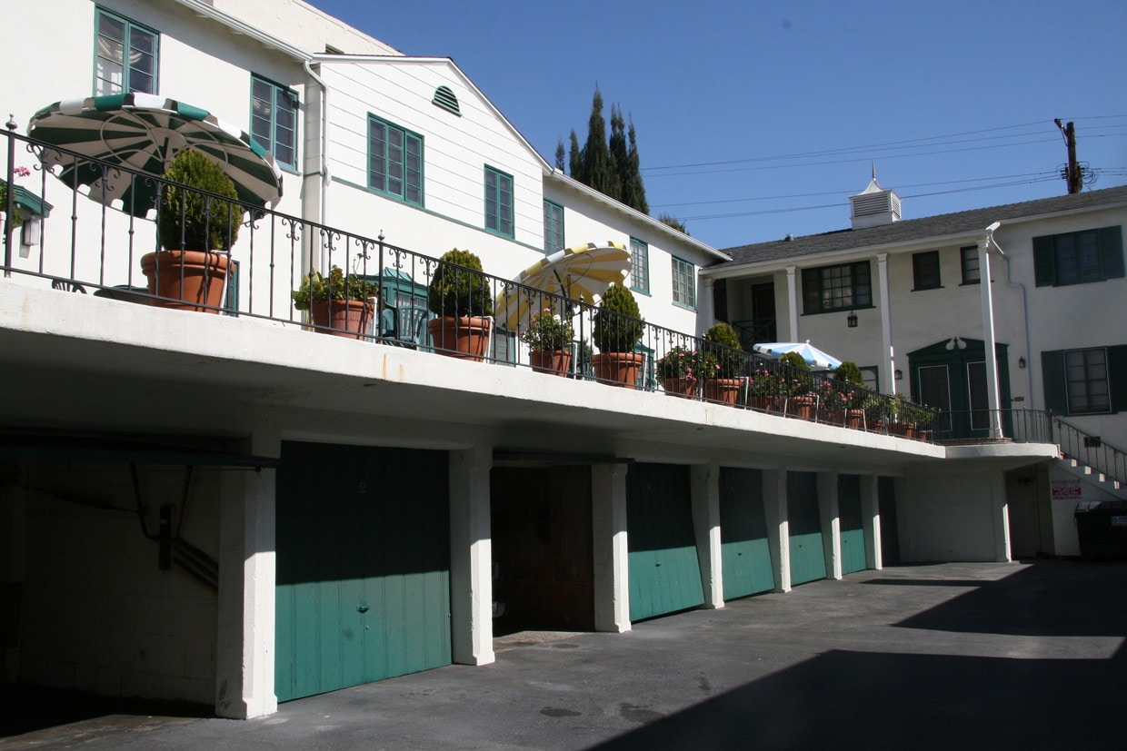 Estacionamiento privado en garaje - 2028 3/4 Argyle Ave