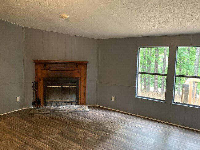 Building Photo - 6708 Skyview Dr SE